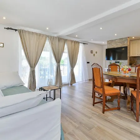 Stunning Villa Kate With Pool, Zadar County וילה בנקובאץ