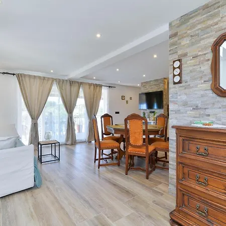 Stunning Villa Kate With Pool, Zadar County וילה בנקובאץ