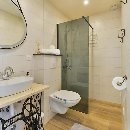 Stunning Villa Kate With Pool, Zadar County וילה