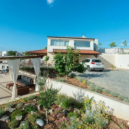 Stunning Villa Kate With Pool, Zadar County וילה