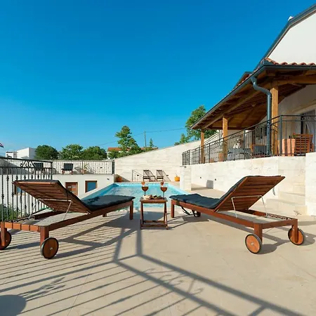 Stunning Villa Kate With Pool, Zadar County וילה